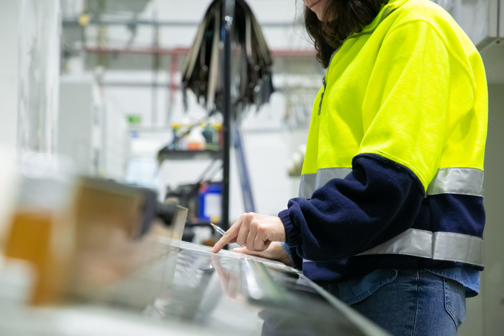 Una máquina fuera de servicio no solo ralentiza la producción, sino que también genera costes inesperados, compromete la entrega de pedidos y afecta la reputación de la empresa. ¿La solución? Incorporar mantenimiento predictivo con IA