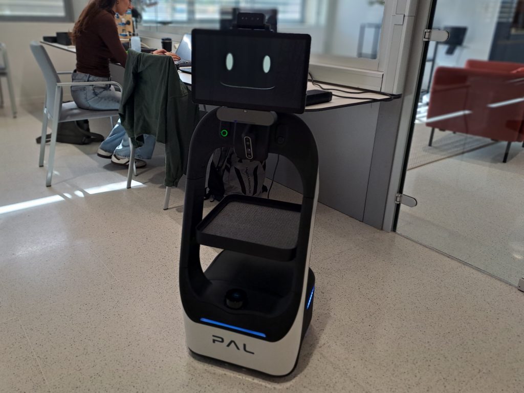 ROBOCAT robótica asistencial en contexto real