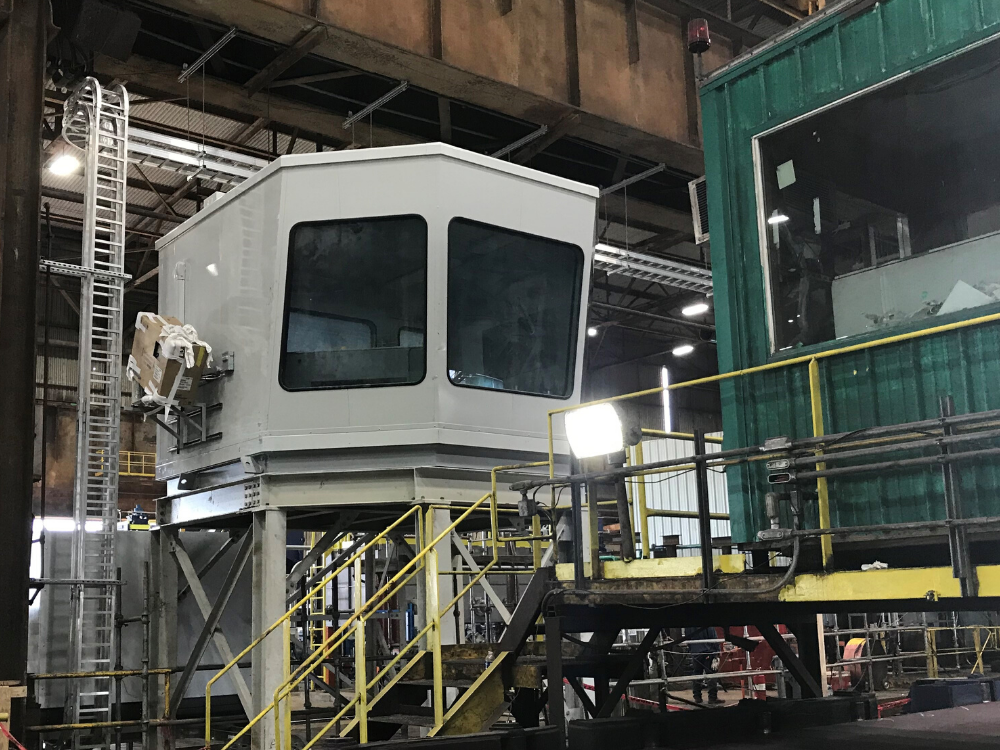 Sala de control en fabricación industrial de acero