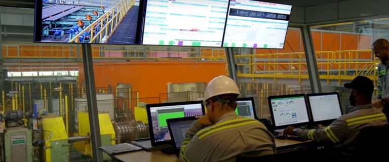 Sala de control para mantenimiento y monitorización industrial