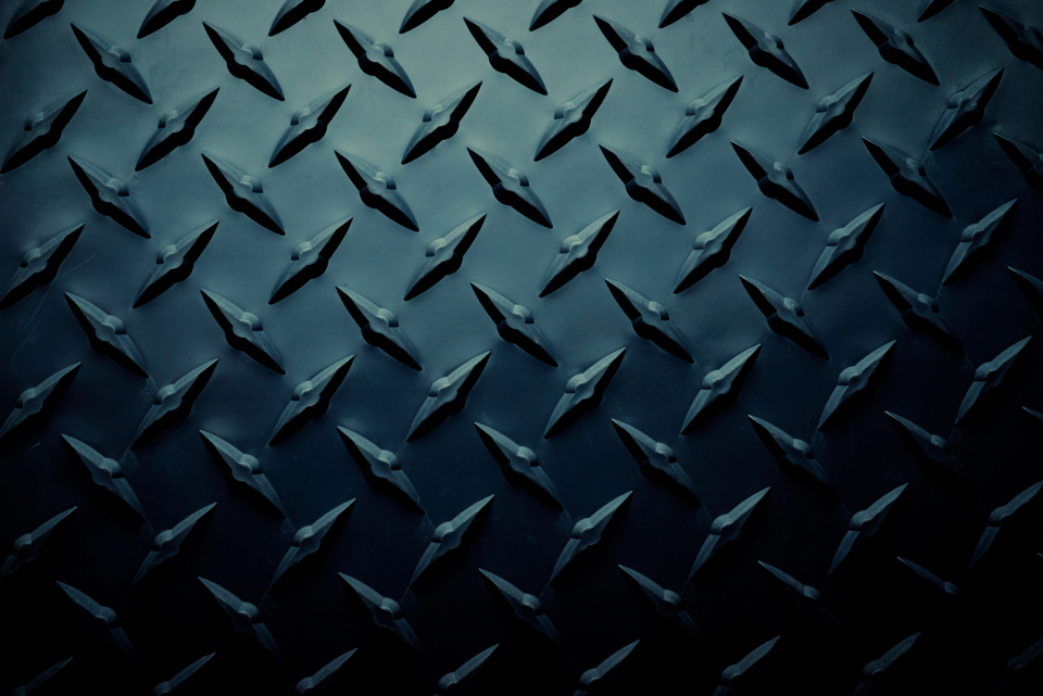 Superficie metálica reflectante en contexto industrial