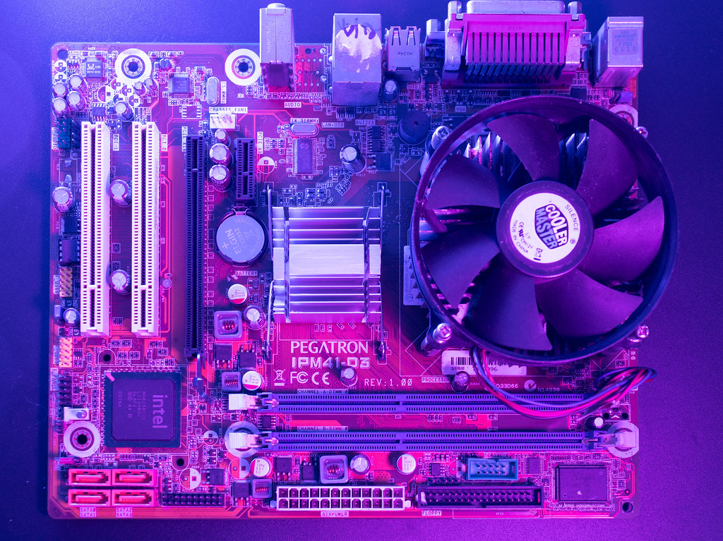 Placa electrónica PCB en contexto industrial