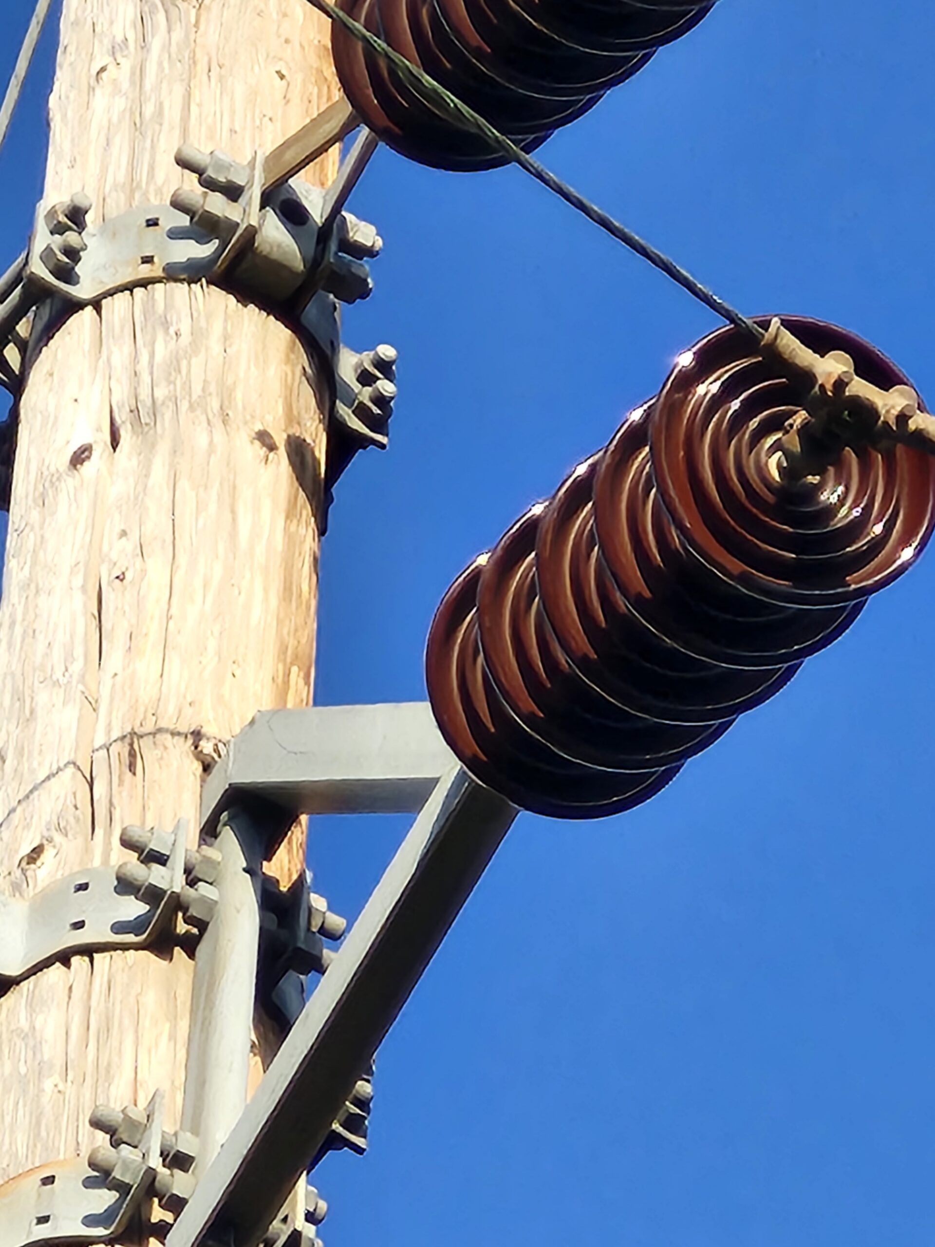 Aisladores de línea eléctrica en infraestructura industrial