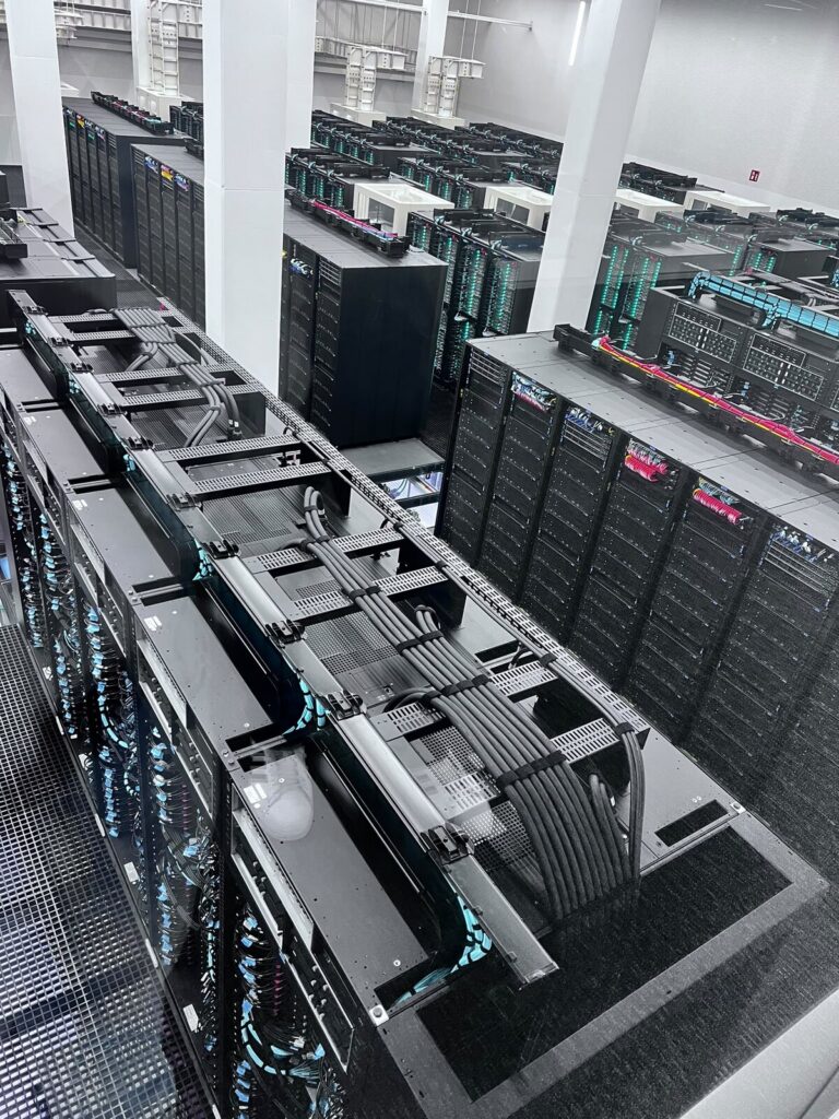Sala de supercomputación del BSC con racks de MareNostrum durante la visita