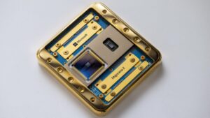 Primer plano del procesador cuántico Majorana 2 usado para ilustrar avances en qubits topológicos.