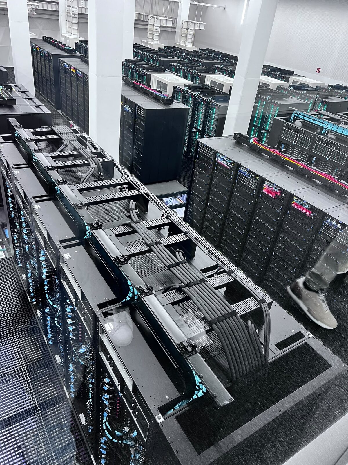 Vista de racks de cómputo de MareNostrum 5 en el Barcelona Supercomputing Center
