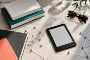 Libros y lector electrónico junto a elementos visuales que evocan redes neuronales en una mesa iluminada por el sol